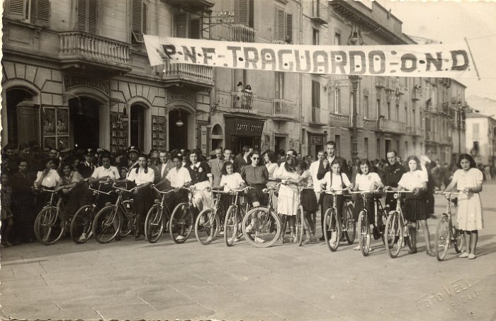 Gara di biciclette femminile, 1942